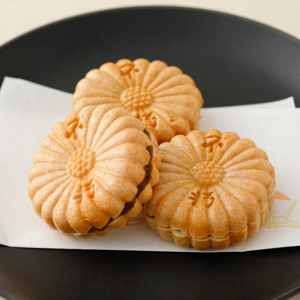 Chrysanthemum-shaped monaka from Fukyuen in Nagoya